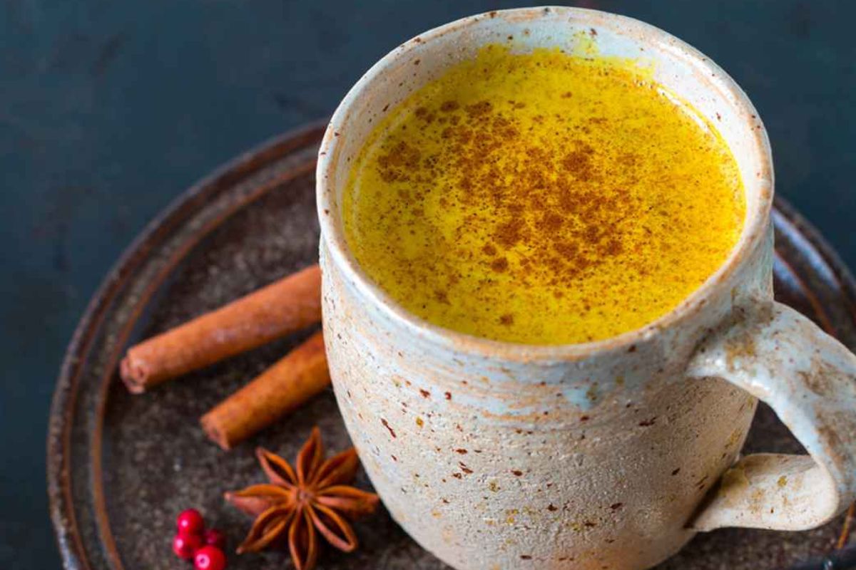 হলুদ-দারচিনির দুধ: হলুদ, দুধ এবং দারচিনি বা আদা দিয়ে তৈরি এই পানীয় শরীরের ভেতর প্রদাহ কমাতে সাহায্য করে। দারচিনি রক্তে শর্করার মাত্রা নিয়ন্ত্রণে রাখে। গোল্ডেন মিল্ক কেবল সকালের শক্তি বাড়ায় না, বরং দীর্ঘমেয়াদে রোগপ্রতিরোধ ক্ষমতাও উন্নত করে।